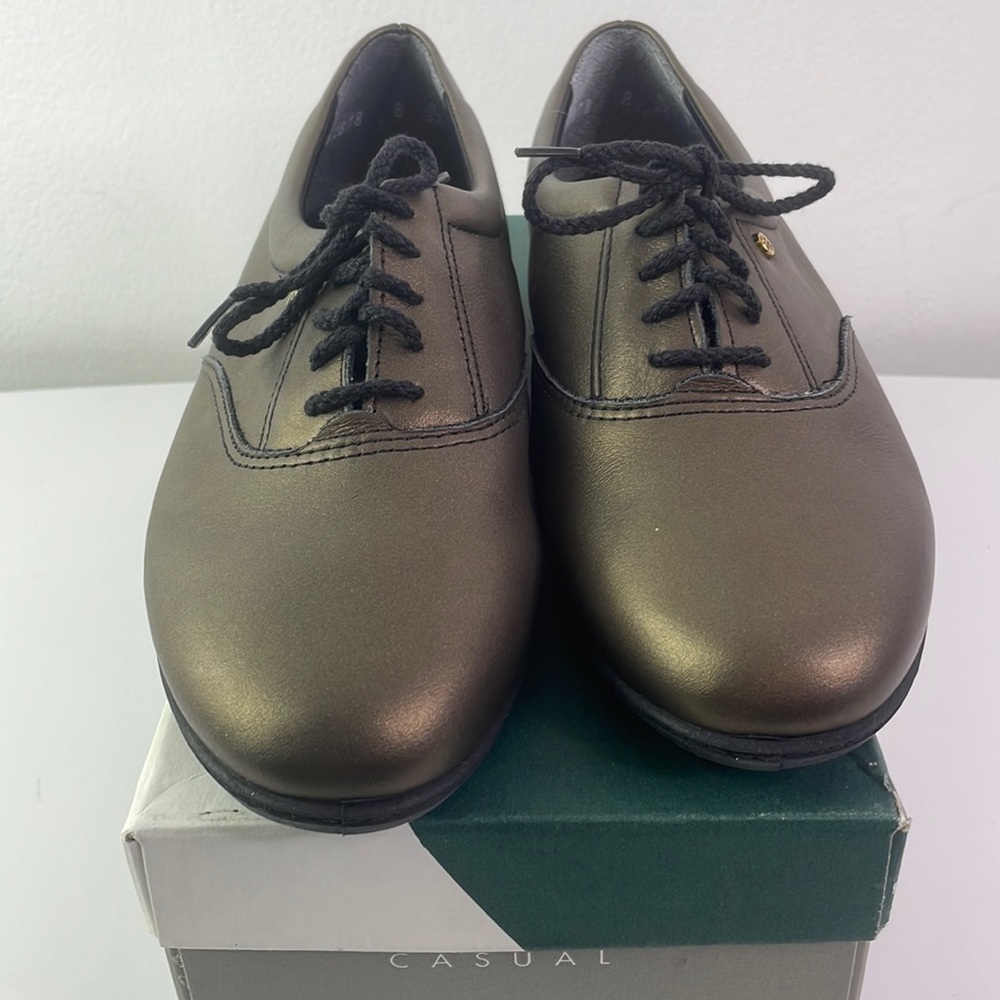 Easy Spirit Motion Women's Leather Oxford Sneakers NEW IN BOX Size 8